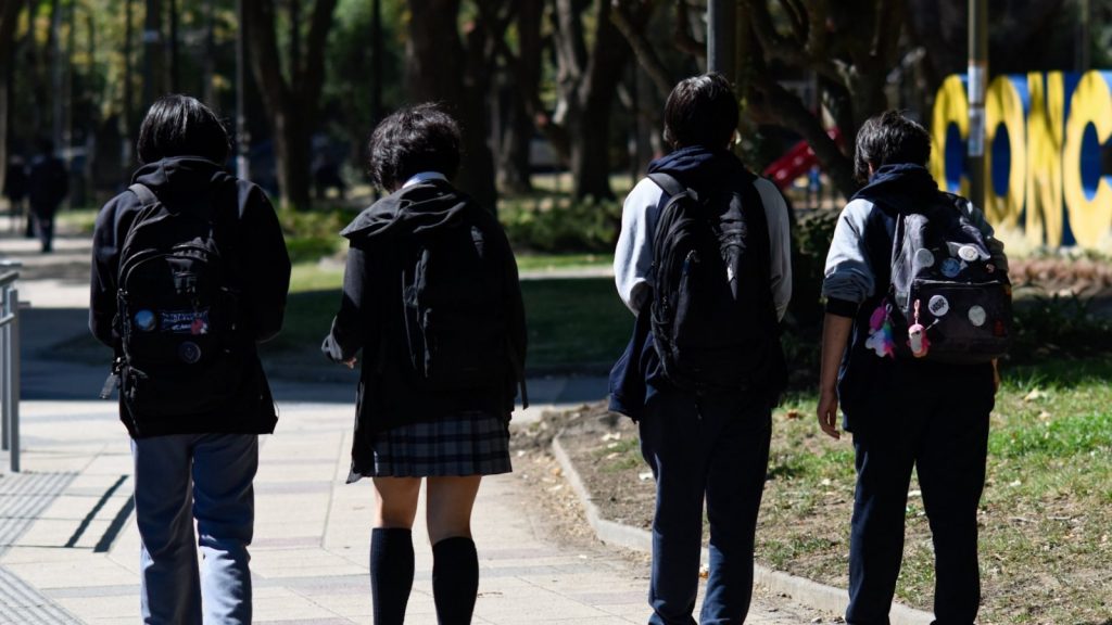 ¿Entrar a las 10:00 AM? El debate sobre los horarios escolares y el sueño de los jóvenes