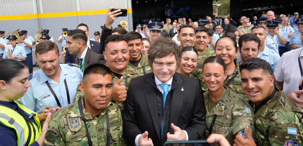 Argentina permitirá a soldados trabajar como Uber o repartidores
