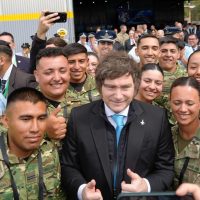 Argentina permitirá a soldados trabajar como Uber o repartidores