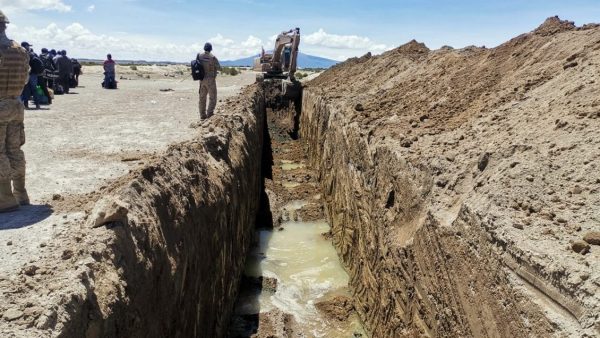Instalan puente clandestino en la zanja de colchane