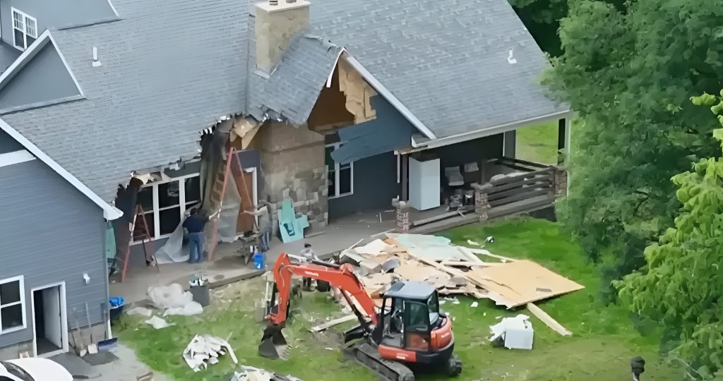 Destruyó su casa con maquinaria pesada tras pelea con su esposa