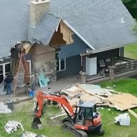 Destruyó su casa con maquinaria pesada tras pelea con su esposa
