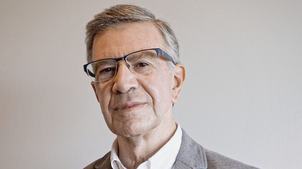 El nuevo negocio de Lavín: un chatbot con santos