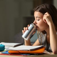 Buscan prohibir la venta de bebidas energéticas a menores