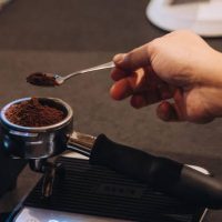 Chilena gana minimo dos palitos y medio como barista en Alemania