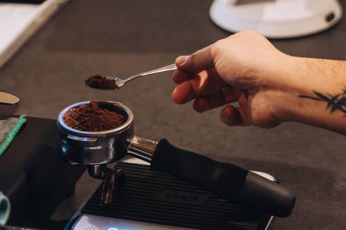 Chilena gana minimo dos palitos y medio como barista en Alemania