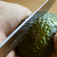 Más de 80 alemanes heridos intentando cortar una palta