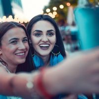 Lanzan en Chile una app donde puedes “arrendar personas” para distintos panoramas