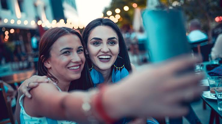 Lanzan en Chile una app donde puedes “arrendar personas” para distintos panoramas