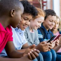 Adolescentes chilenos lideran uso de redes sociales en la OCDE