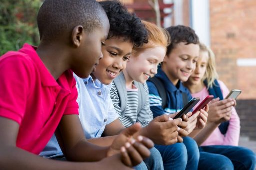 Adolescentes chilenos lideran uso de redes sociales en la OCDE