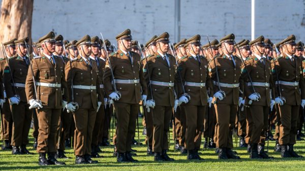 Diputados aprueban sanciones por insultar a carabineros