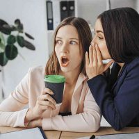 Hablar mal sobre el jefe fortalece los vínculos laborales