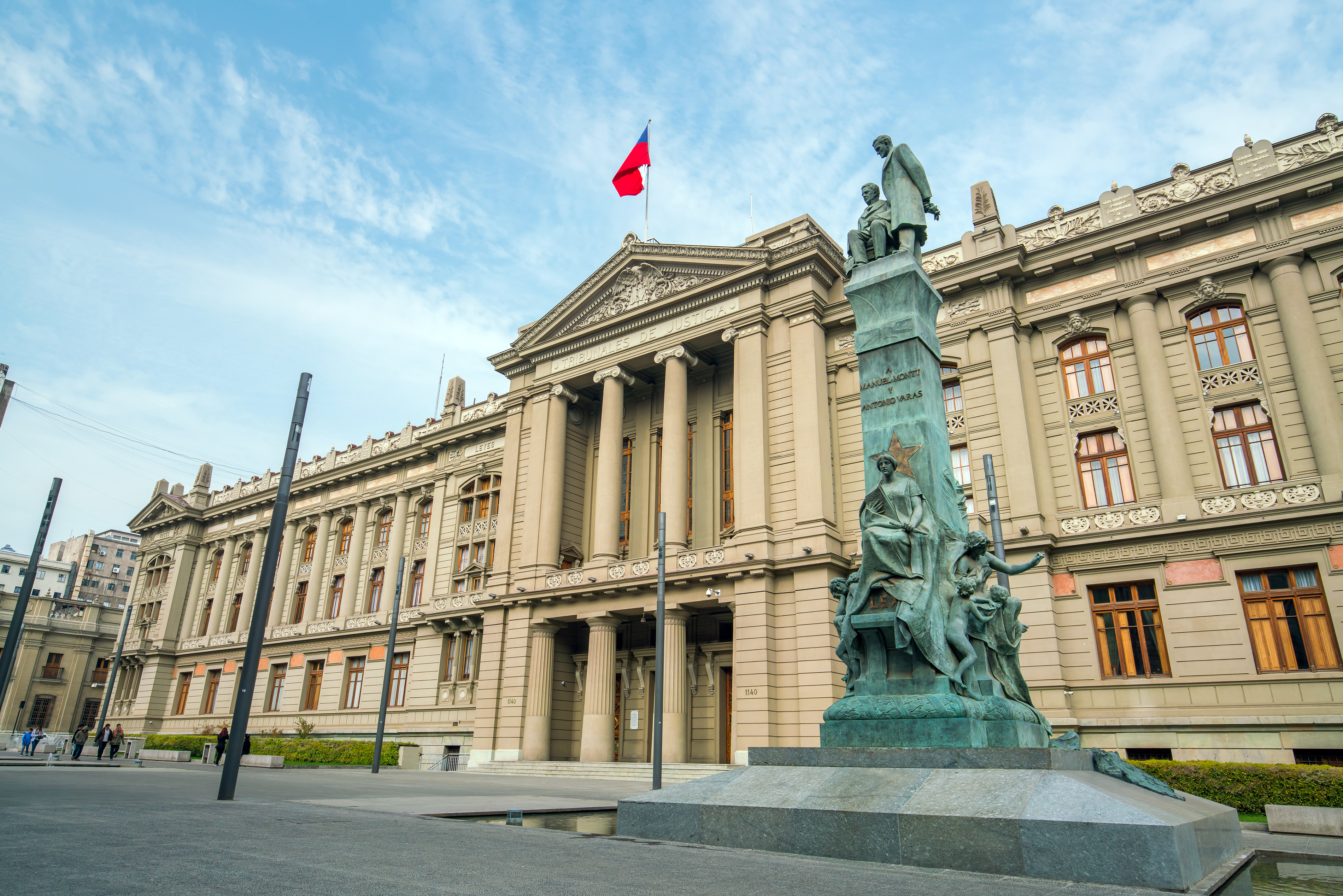 Corte Suprema remueve a 11 jueces investigados por viajes con licencia