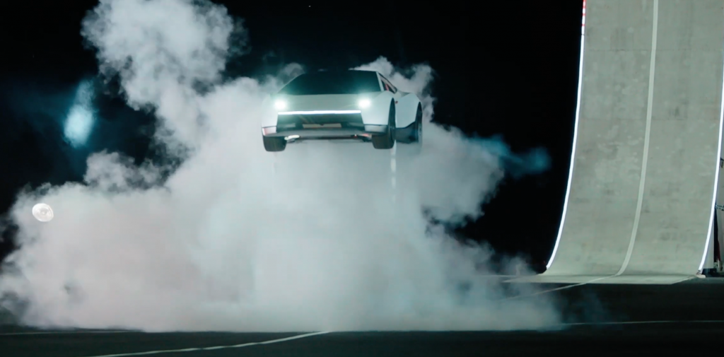 Elon Musk presenta un Tesla capaz de volar por segundos