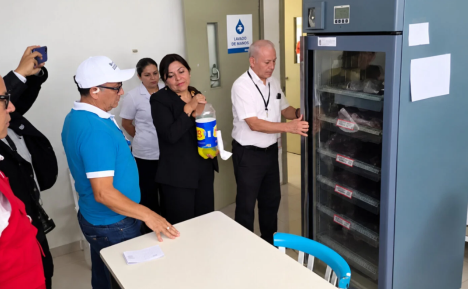 Encuentran bebida en refrigerador para muestras de sangre en Perú