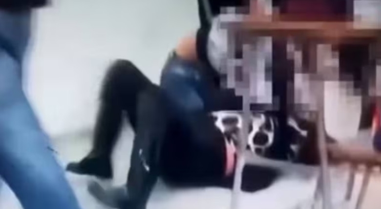 Alumna agredió a profesora porque le pidió guardar el celular