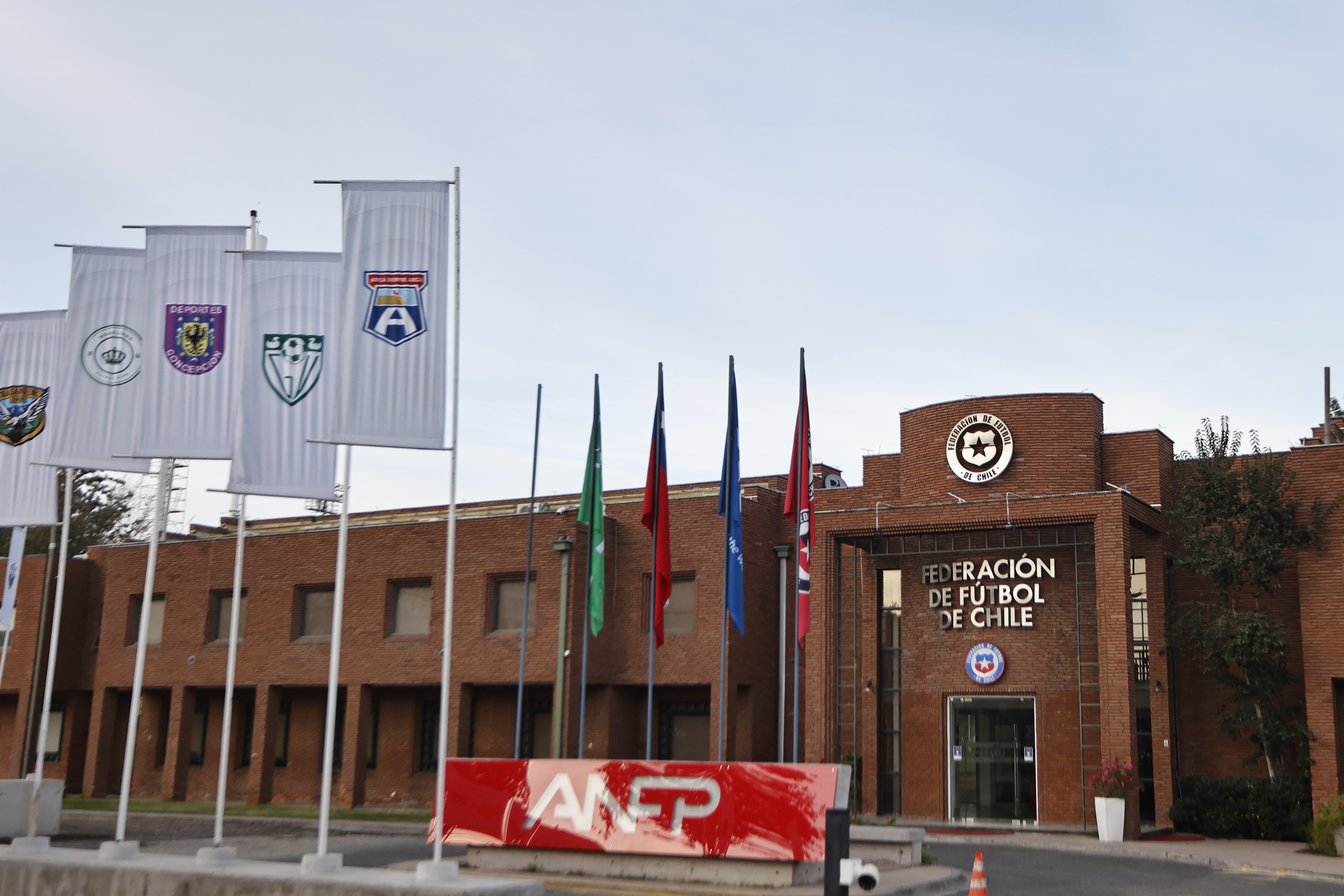 Deuda millonaria y falta de permisos: clausuran la ANFP