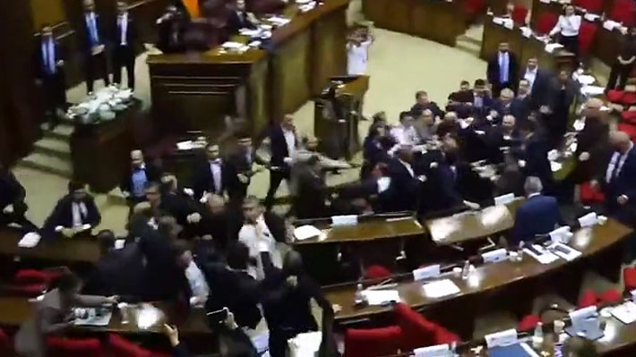 Parlamentarios se dieron y no consejos en Armenia
