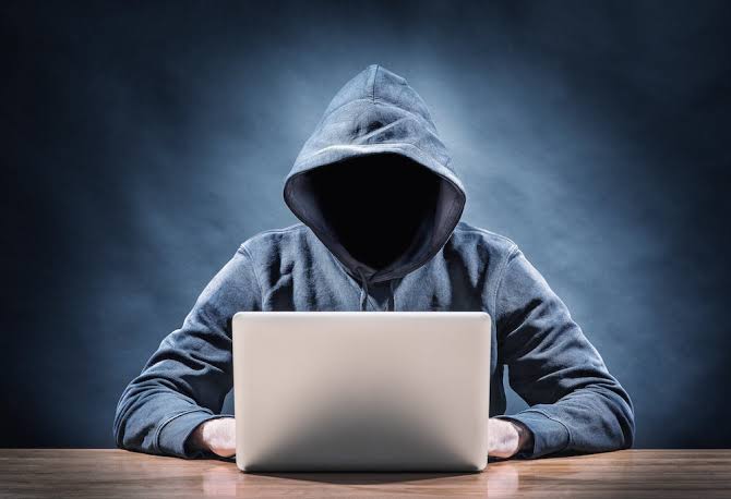 Concejal acusado de ofrecerse como “sugar daddy” denuncia hackeo