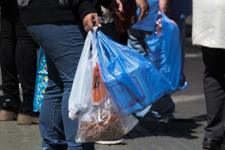 Entrega de bolsas plásticas vive última semana antes de su prohibición total