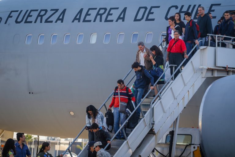 Vuelo humanitario: Gobierno busca traer a chilenos desde Venezuela