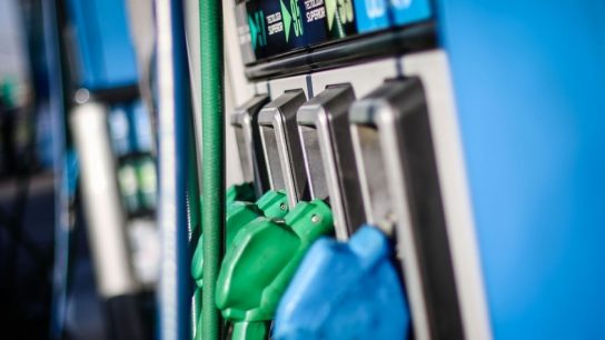Baja en precio de combustibles: Gobierno proyecta que los descensos se extenderán hasta marzo
