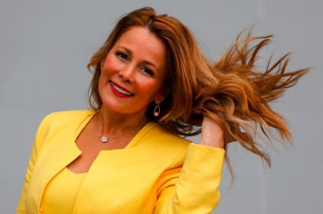 Alcaldesa de Maipú aparece como campesina en cartel de granja alimentaria