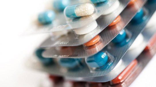 Minsal: Laboratorios venden a Chile medicamentos hasta 24 veces más caros que a otros países del continente