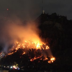 Intendencia presentará querella criminal por incendio en cerro San Cristóbal