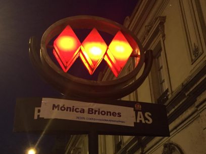 Activistas feministas "renombran" estaciones de Metro de Santiago