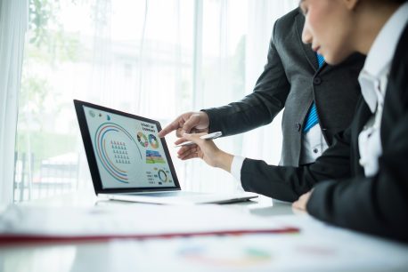 Cepal: En Chile las mujeres con mayor nivel educativo ganan menos que los hombres