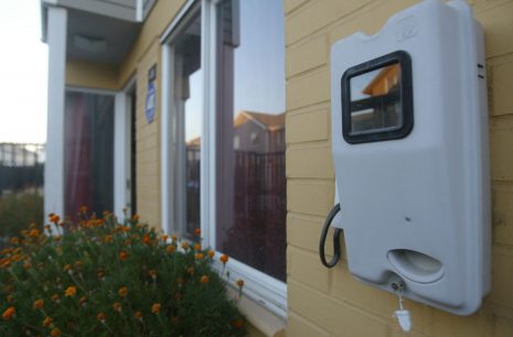 Medidores antiguos: CGE asegura que compra de dispositivos "no es la solución"