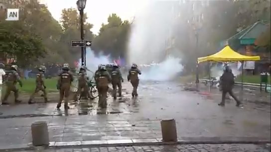 Manifestación contra Jair Bolsonaro terminó con desmanes en el centro de Santiago