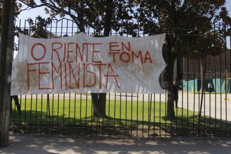 Carabineros desaloja toma feminista en Campus Oriente de la Universidad Católica