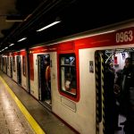 Sugieren habilitar teléfonos de ayuda en estaciones de Metro tras aumento en casos de suicidio