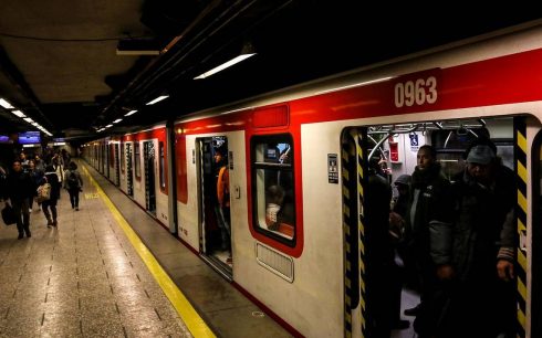 Sugieren habilitar teléfonos de ayuda en estaciones de Metro tras aumento en casos de suicidio