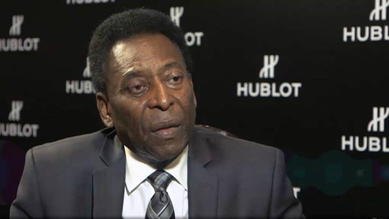 Exfutbolista Pelé es hospitalizado en París por fiebre y tetania