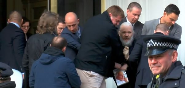 Policía británica detiene Julian Assange luego que Ecuador retirara asilo diplomático