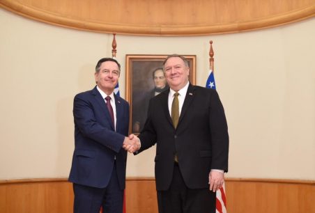 Canciller Roberto Ampuero se reunió con Mike Pompeo y aseguró que para Chile la relación con EE.UU. es "prioritaria"