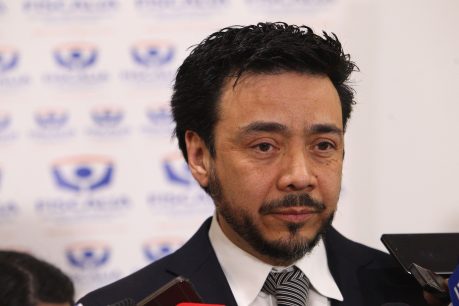 Emiliano Arias ficha a dos abogados penquistas para asumir su defensa