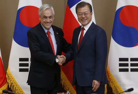 Sebastián Piñera realizó broma por presencia de sus hijos en la gira presidencial por Asia