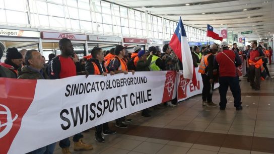 Protesta de trabajadores del aeropuerto genera gran congestión y termina con 5 detenidos