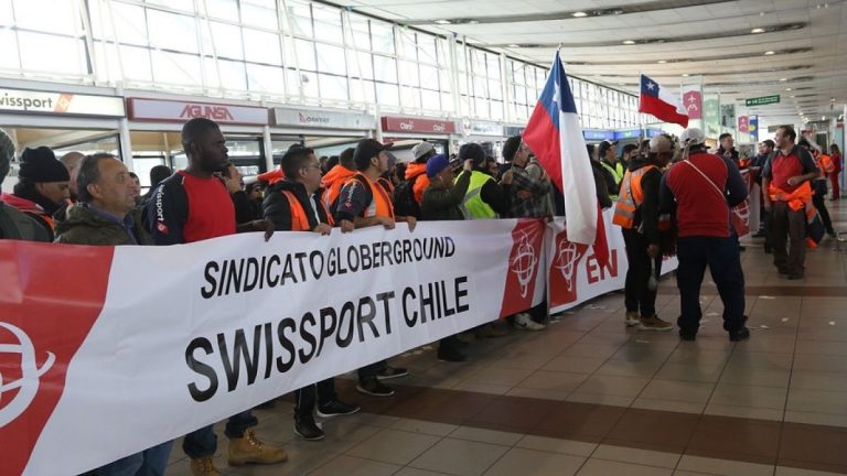 Protesta de trabajadores del aeropuerto genera gran congestión y termina con 5 detenidos