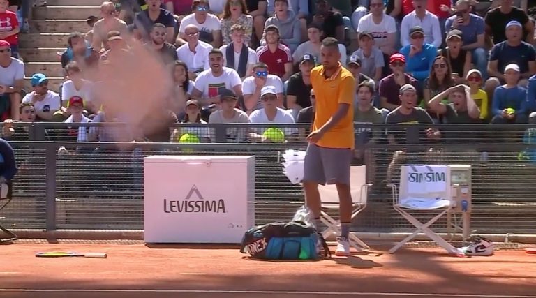 Kyrgios es expulsado del Masters de Roma por lanzar silla a la cancha entre pifias y aplausos