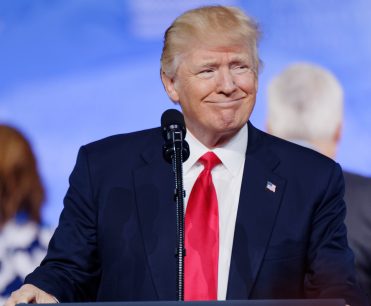 Trump aplaza decisión de imponer aranceles a automóviles por hasta seis meses