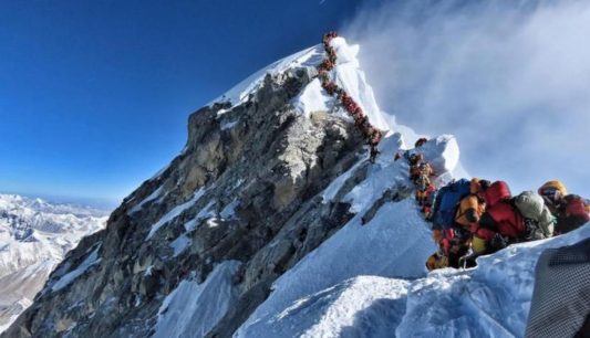 Increíble imagen: Montañistas arman un "taco" durante horas para llegar a la cima del Everest