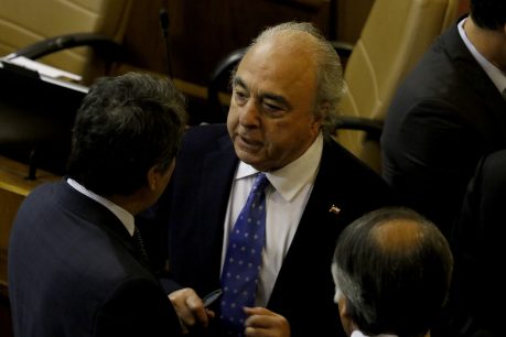 Diputado García renuncia a la presidencia de comisión tras polémica con diputadas y agresión a periodista