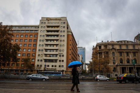 Fuerte viento provoca cortes de luz y caídas de árboles en distintos puntos de Santiago