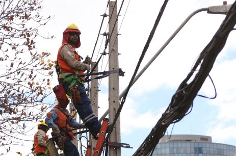 SEC por sistema frontal: 23 mil hogares de Santiago llevan más de 16 horas sin luz